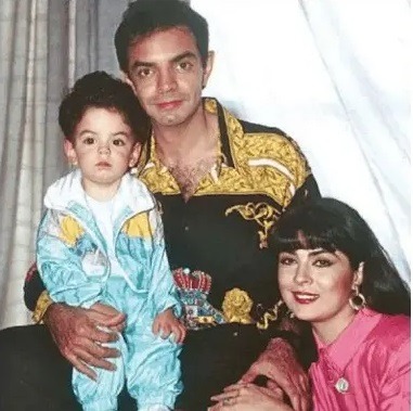 Eugenio Derbez y Victoria Ruffo junto a su hijo José Eduardo. Fuente: Instagram