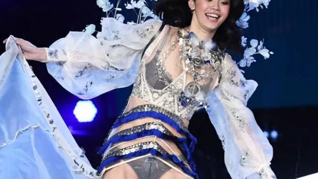 La supermodelo Ming Xi protagonizó una fuerte caída en plena pasarela del Victoria’s Secret Fashion Show 2017