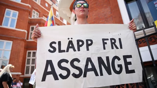 Manifestante pide la libertad de Julian Assange en Londres. Foto: AFP