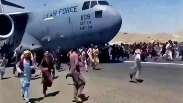 Afganistán: Hallan "restos humanos" en tren de aterrizaje de avión de Estados Unidos que partió de Kabul. Imagen: Captura de video AFP