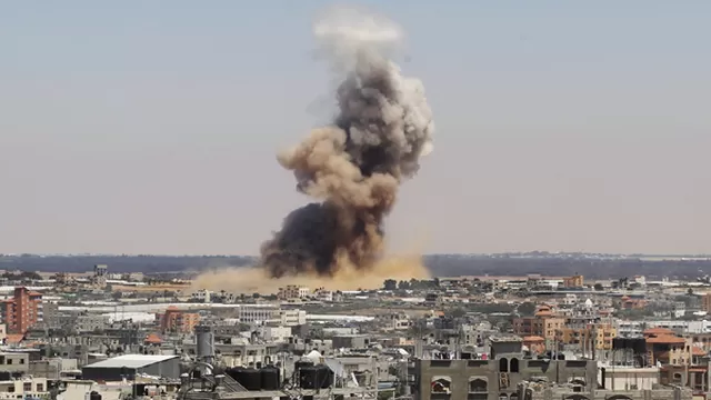 Polvo y humo salen después de un ataque israelí a Rafah. (Foto: AFP)