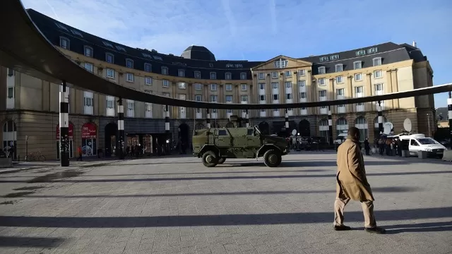 Hombre camina mientras un cami&oacute;n patrulla Bruselas. (V&iacute;a: AFP)