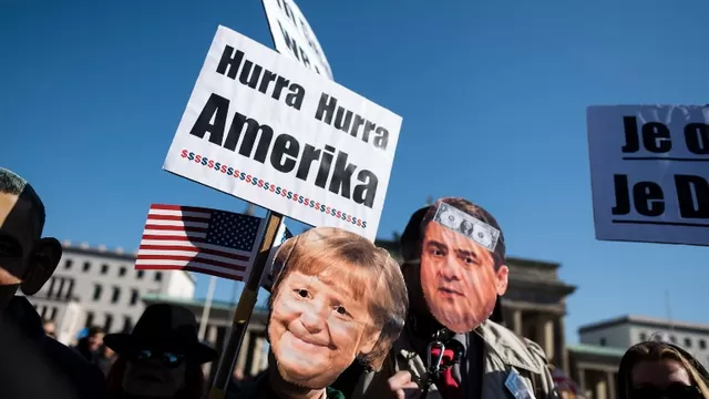 Un manifestante usando la m&aacute;scara de Angela Merkel. (V&iacute;a: AFP)