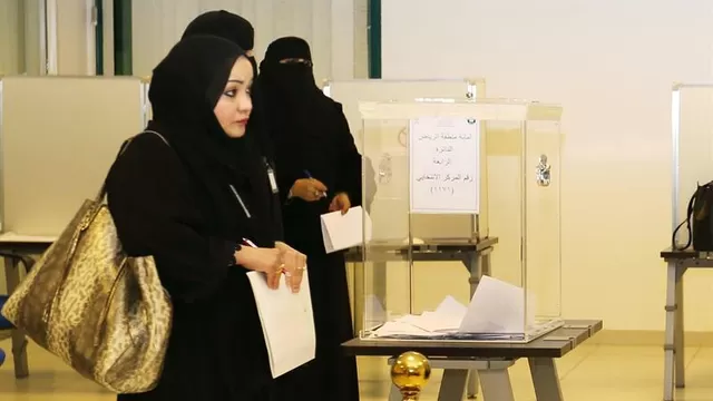 La participación de la mujer en estos comicios, un hecho histórico en Arabia Saudita, fue posible gracias a un decreto de 2011. Foto: EFE