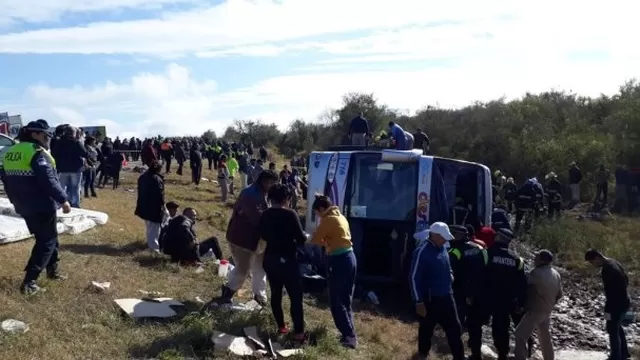 Argentina: bus tur&iacute;stico se volc&oacute; y dej&oacute; al menos 15 muertos y 40 heridos. Foto: EFE