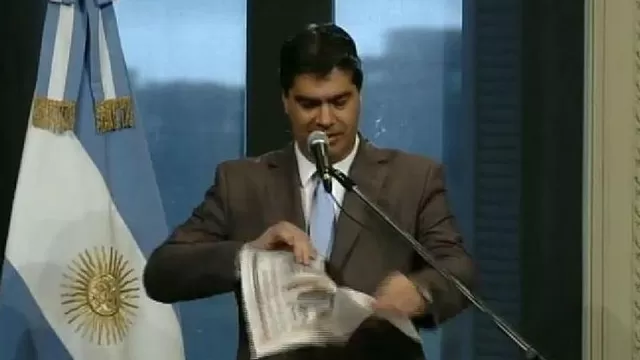 Argentina: jefe del gabinete rompió diario El Clarín y lo calificó de 'basura'
