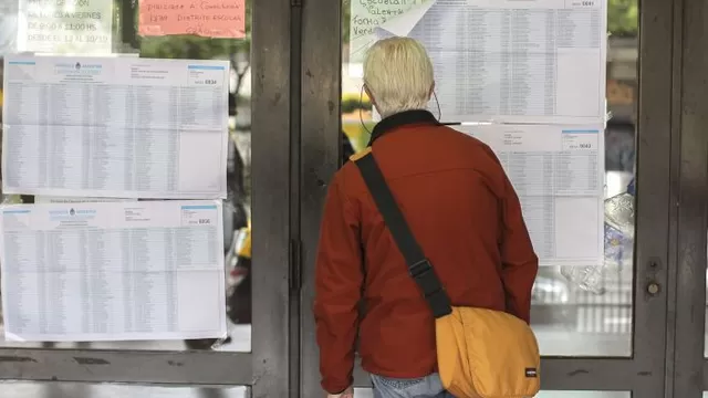  Un votante consulta las listas del censo antes de jercer su derecho al sufragio en un colegio de Buenos Aires / Foto: EFE
