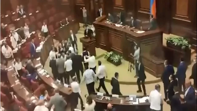 Armenia: Legisladores se agarran a golpes en el Parlamento.