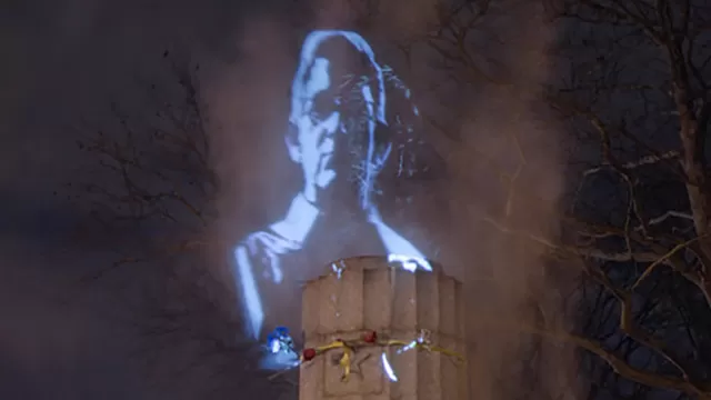Nueva York: reemplazan con holograma el busto censurado de Snowden 