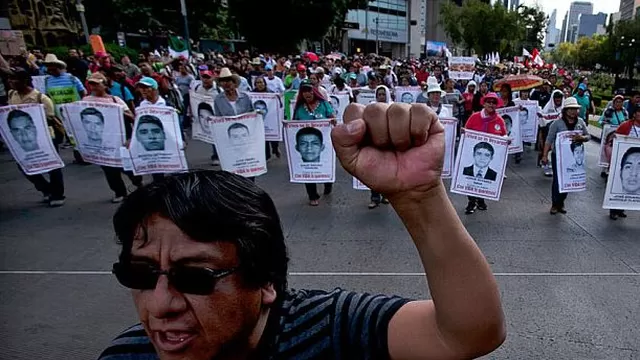 Miguel &Aacute;ngel Jim&eacute;nez en una manifestaci&oacute;n por los estudiantes desaparecidos en Iguala, Guerrero. (V&iacute;a: The Telegraph)