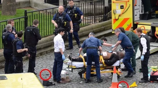 Equipo médico atiende a víctimas del ataque en Londres. (Vía: Twitter)