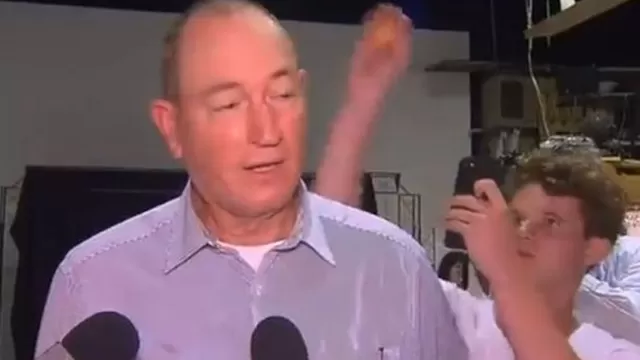 Senador agredió a un adolescente que le encastó un huevo en la cabeza después de que el político atribuyera el atentado de Nueva Zelanda a la inmigración musulmana. Foto: captura de video