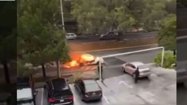 Un auto envuelto en llamas recorrió vía principal de Nuevo León en México