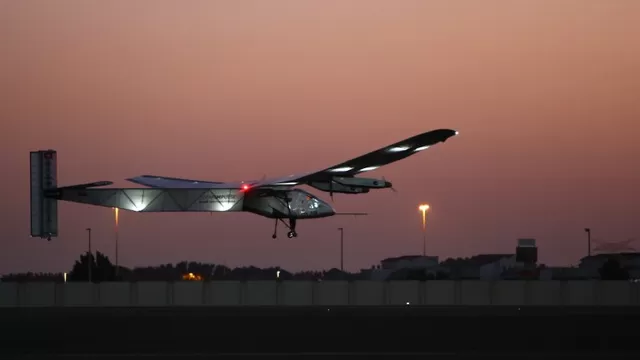 Avión Solar Impulse 2 inició en Abu Dabi una histórica vuelta al mundo 