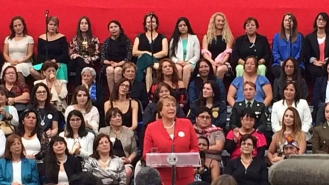 Michelle Bachelet dando un discurso por el Día de la Mujer. (Vía: Presidencia de Chile)