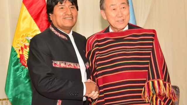   El presidente de Bolivia, Evo Morales (i), entrega un poncho al secretario general de Naciones Unidas, Ban Ki-moon / Foto: EFE