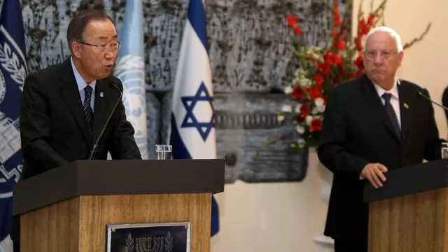 Ban Ki-moon habla en conferencia de prensa junto al presidente israel&iacute; Reuv&eacute;n Rivlin. (V&iacute;a: AFP)