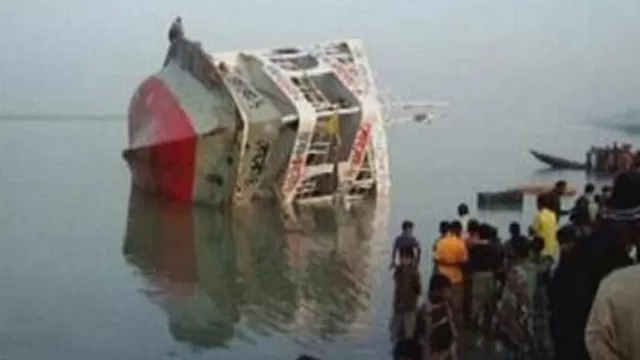 Bangladesh: Al menos 8 muertos en naufragio de un barco con 200 personas