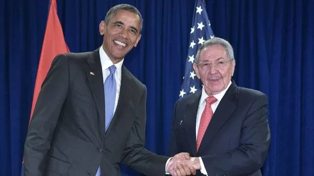 Barack Obama y Raúl Castro. (Vía: AFP)