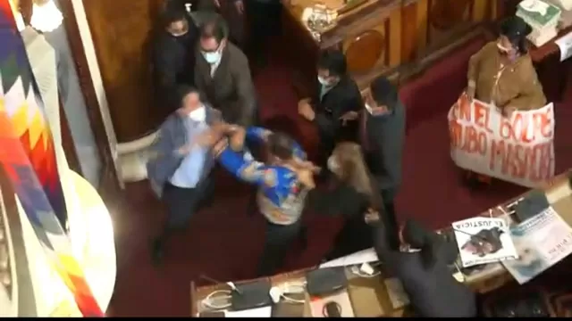 Bolivia: Dos congresistas se agarran a patadas y puñetes durante una sesión en el Parlamento
