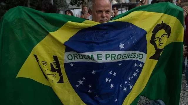 Manifestante de las calles de Brasil. (Vía: AFP)