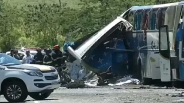 Brasil: Choque de un camión con un autobús deja 41 muertos. Foto: Globonews