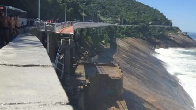 Se desplomó un tramo de viaducto de cerca de 50 metros. (Vía: Twitter)