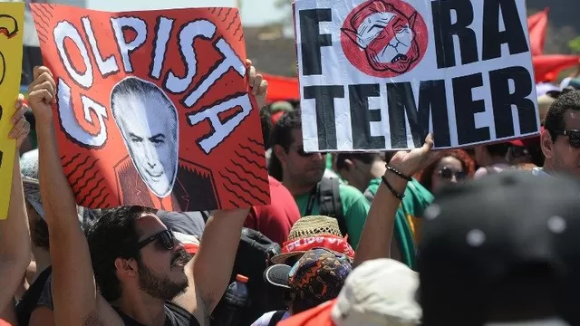 Una simpatizante de la mandataria destituida Dilma Rousseff protesta contra Michel Temer. (Vía: AFP)