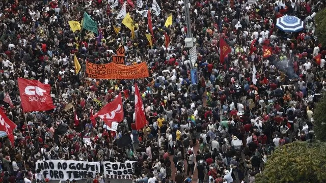 La gran mayoría de las decenas de miles de manifestantes vestían de color rojo, característico del Partido de los Trabajadores. (Vía: AFP)