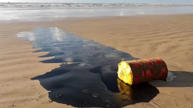 Brasil: detectan misteriosas manchas de petróleo en más de cien playas. Foto: AFP