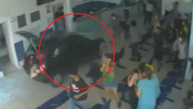 Brasil: Mujer irrumpió con su auto en hospital por demora en la atención