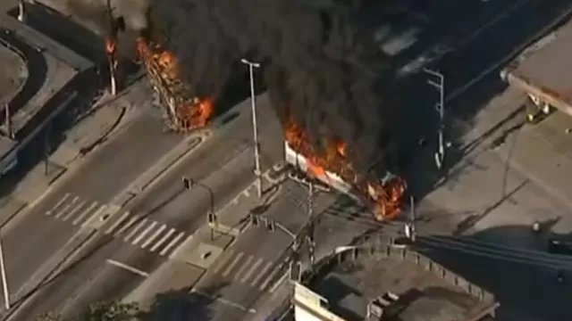 Brasil: Parapolicías quemaron buses de transporte público