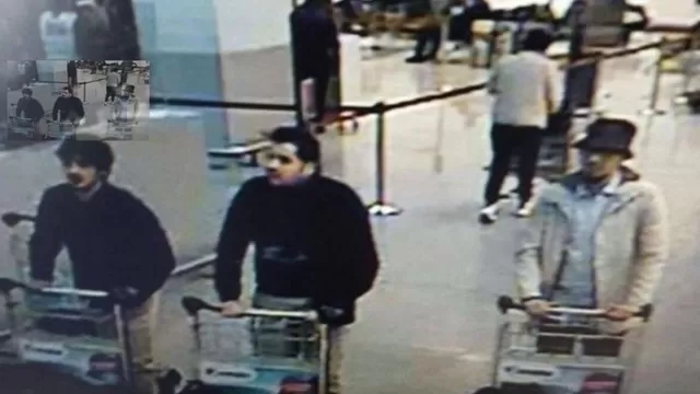 Tres hombres fueron vistos empujando carritos de equipaje en el aeropuerto. (Vía: Twiiter)