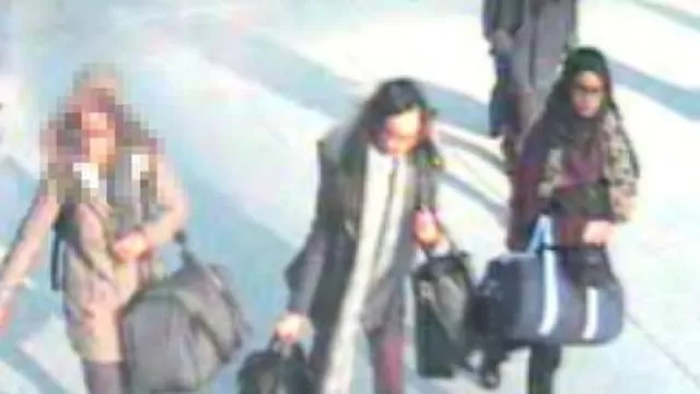 Imagen captada por cámaras de seguridad muestran a las tres adolescentes en el aeropuerto de Londres
