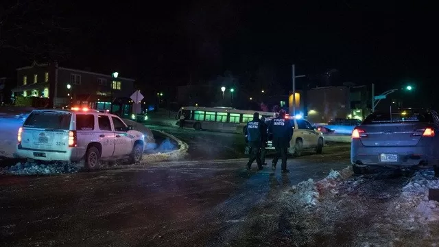Autoridades policiales rodean la ciudad canadiense de Quebec. (Vía: AFP)