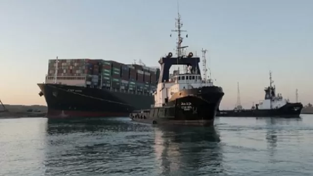 Canal de Suez: Desencallan el gigantesco buque Ever Given y el tráfico se reanuda