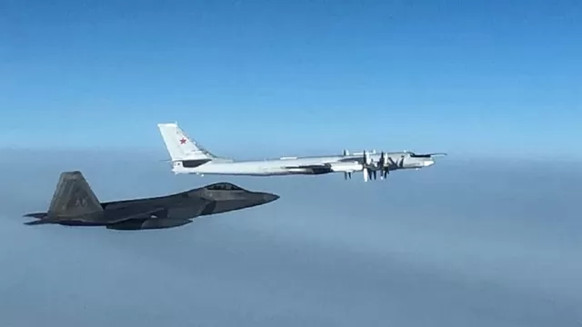 Caza de Estados Unidos intercepta dos bombarderos rusos Tupolev 95 cerca de Alaska. Foto: EFE