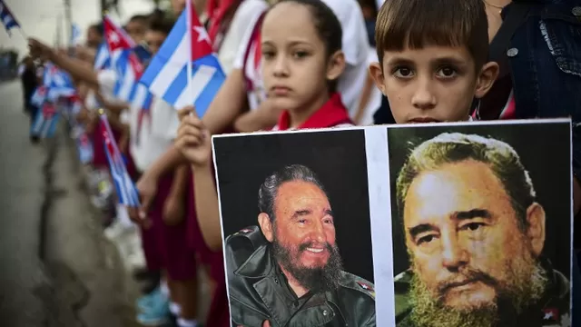 Cenizas de Fidel recorren final de su viaje tras parada en mausoleo del Che