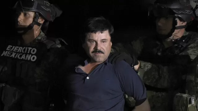 Autoridades mexicanas muestran a 'El Chapo' esposado. (Vía: AFP)