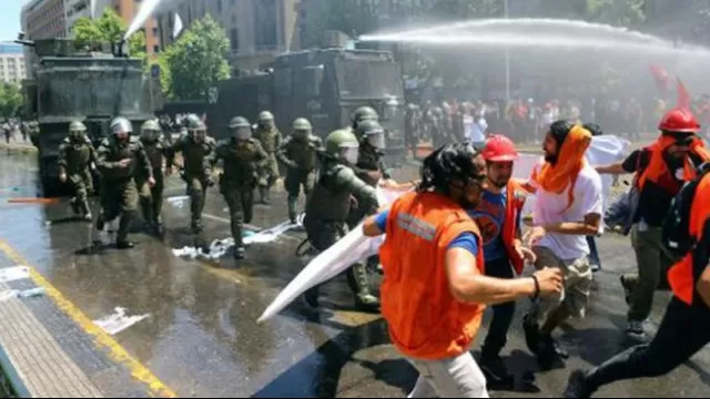 Chile: Informe revela que carabineros lanzaron agua tóxica contra manifestantes. Foto: Gestión