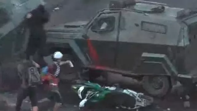 Chile: Carro de Carabineros atropella a manifestante en medio de enfrentamientos en Plaza Baquedano. Foto: Mega