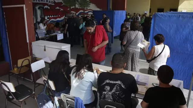 Chilenos respaldan cambiar la Constituci&oacute;n en consulta municipal. Foto: EFE