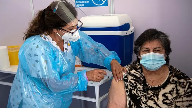 Chile comienza a aplicar tercera dosis de vacuna contra la COVID-19 a los adultos mayores. Foto referencial: AFP
