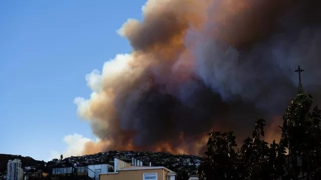 Salen nubes de humo de un bosque cerca de Valparaíso, en Chile. (Vía: AFP)