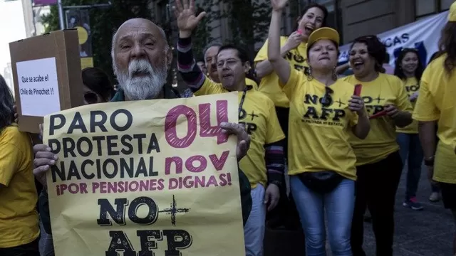 Trabajadores chilenos protestan contra las AFP. (Vía: AFP)