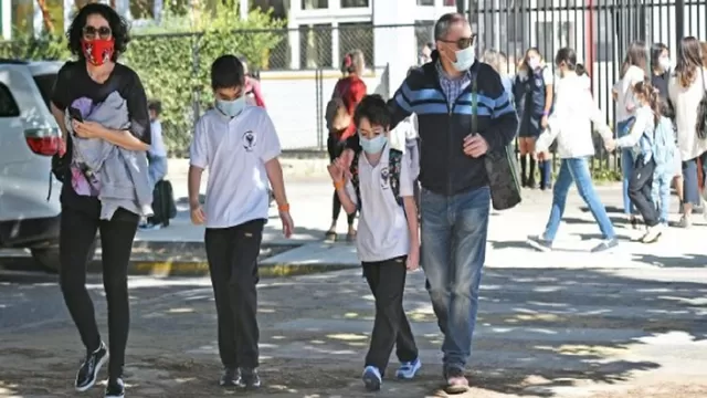 Chile inicia el año escolar con clases semipresenciales y miedo a que segunda ola del COVID-19 recrudezca. Foto: Agencia Uno referencial