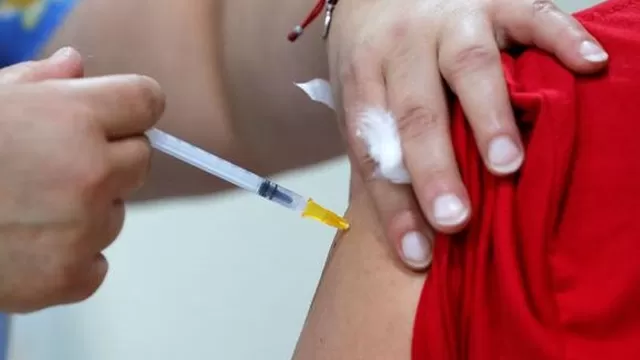 Chile inicia vacunación masiva de la cuarta dosis contra el COVID-19 en ola récord de contagios