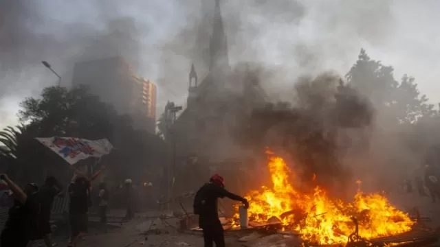Chile: Encapuchados quemaron la iglesia de la policía en primera protesta del 2020