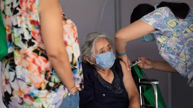 Chile se convierte en el país que más rápido vacuna contra la COVID-19 en el mundo. Foto referencial: EFE