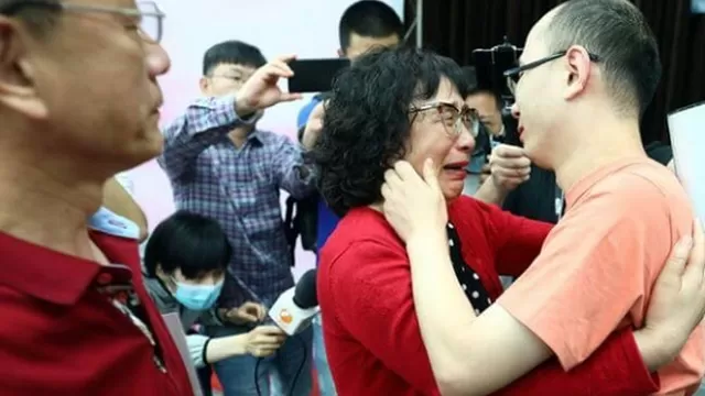 China: Hombre secuestrado cuando era bebé se reúne con sus padres 32 años después. Foto: AFP